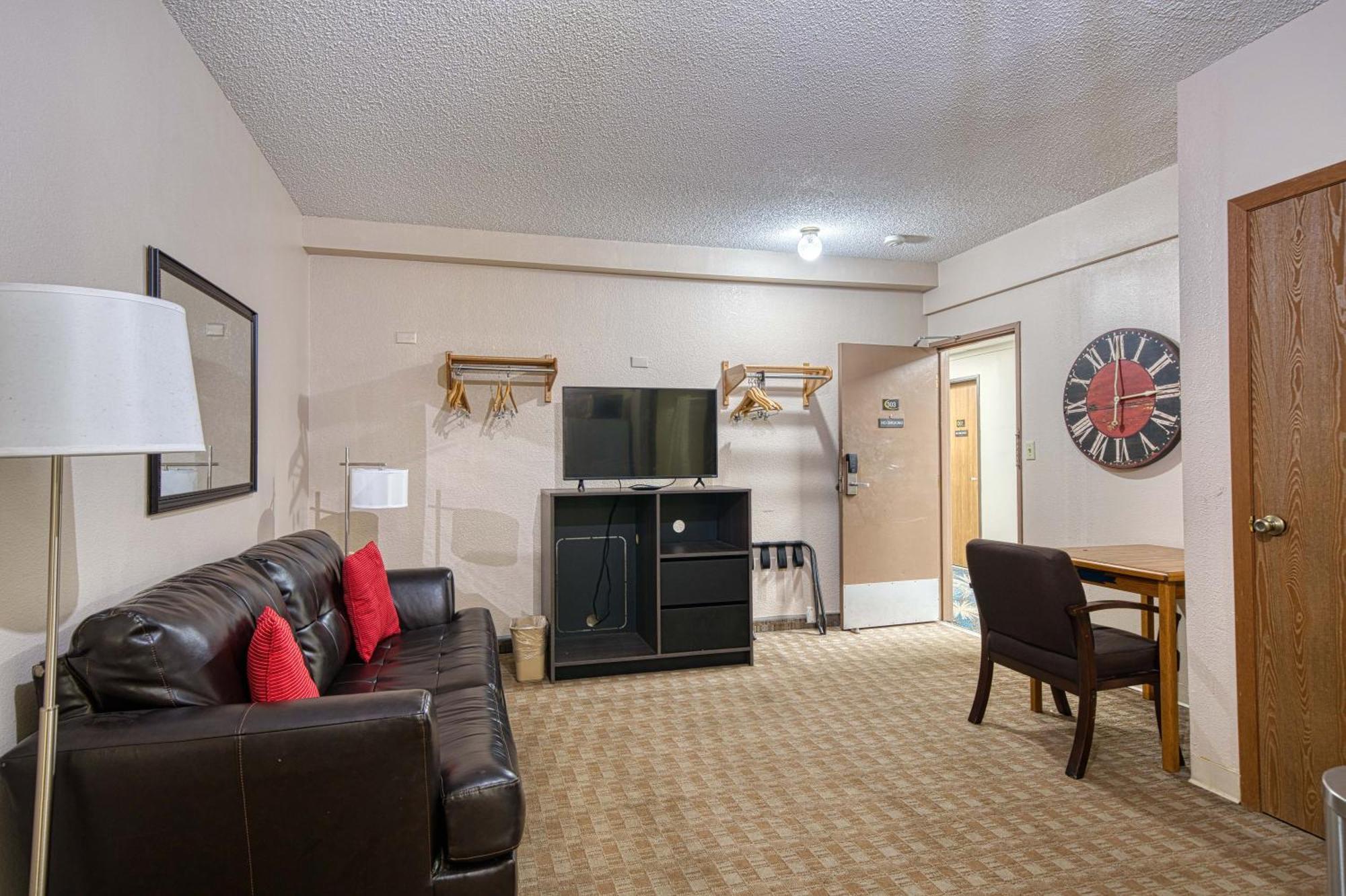 Super 8 By Wyndham Sturgis Hotel Exterior foto